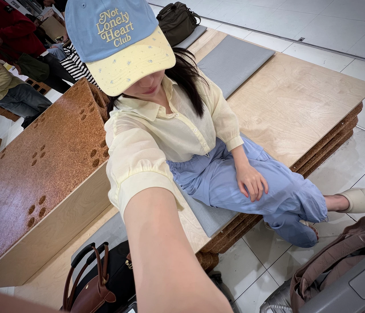 【快適性×きれい色】プチプラ機内コーディネートと旅の荷物を減らすヒント
