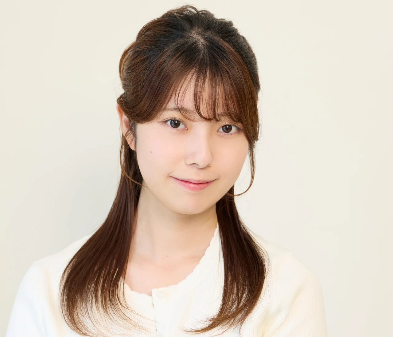 【2026年暑さ対策の涼し気ヘアアレンジ】「初めまして」のときに！好印象なフェミニンハーフアップ