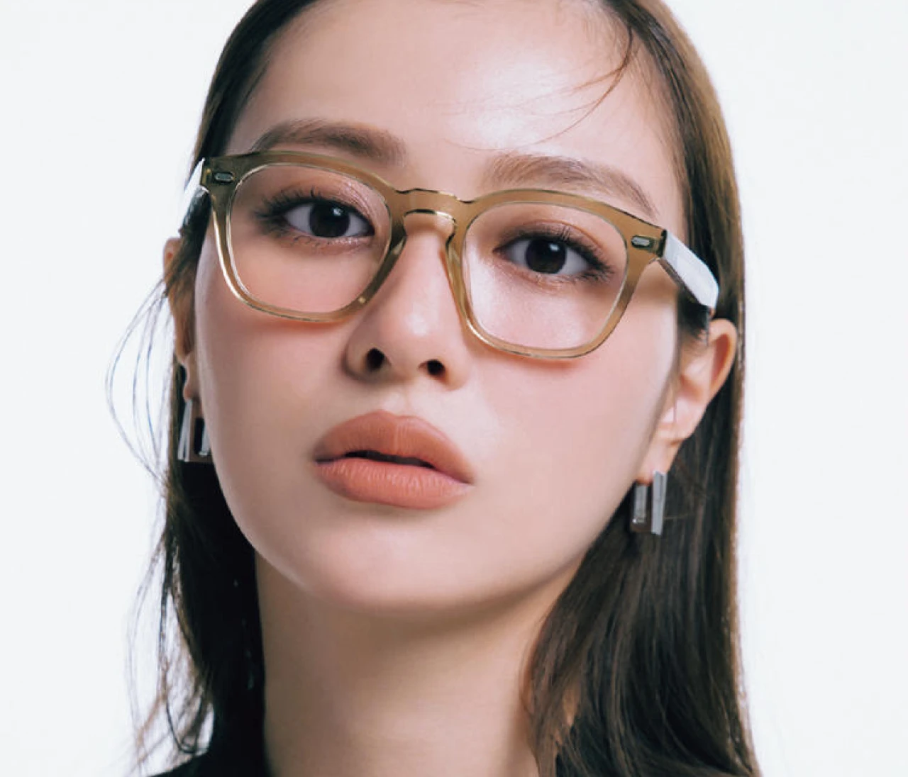 【花粉に悩む季節に】最旬チークでメガネ美人に（写真）