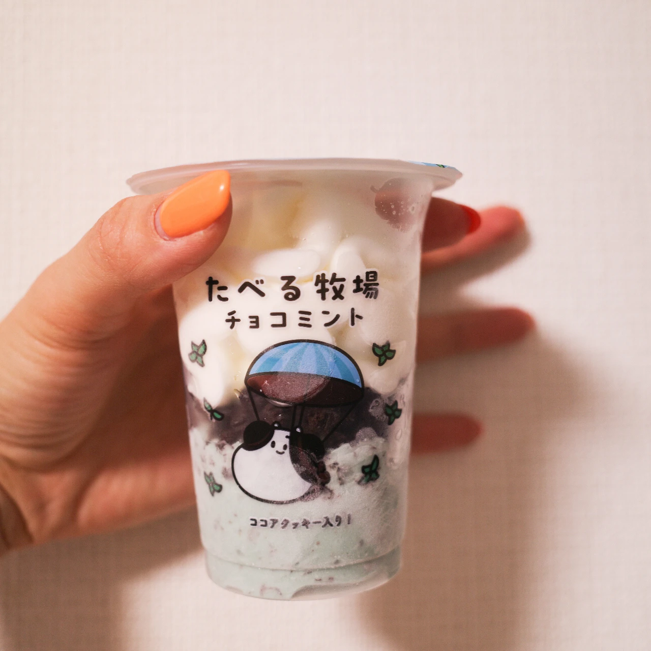 チョコミントが大のニガテだった私でも"ハマる"ファミマの《たべる牧場チョコミント》