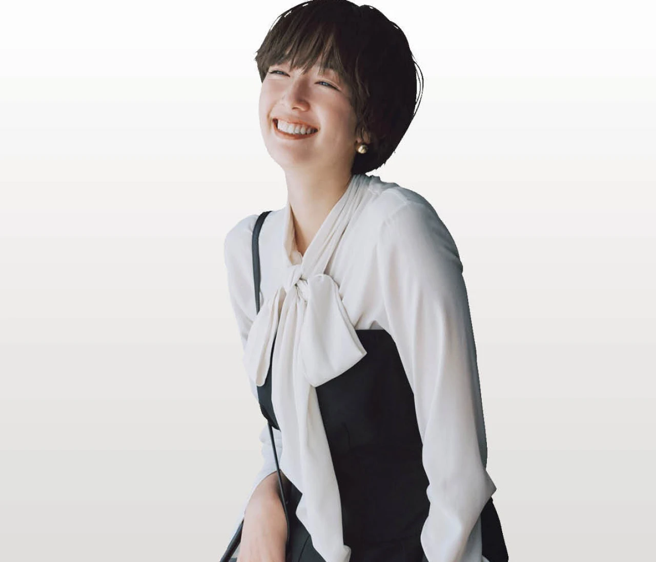 【オールインワンコーデ】甘いボウタイブラウスをモードにシフト【BAILA今日のコーデ】