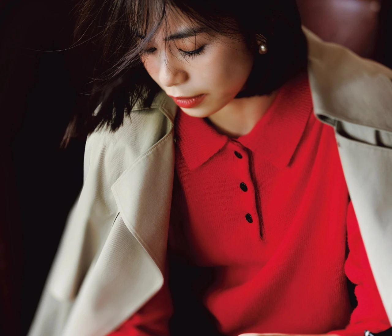 【デザインニットコーデ】知性と個性のいいとこどりしたきれい色ポロが秋の大本命【BAILA今日のコーデ】