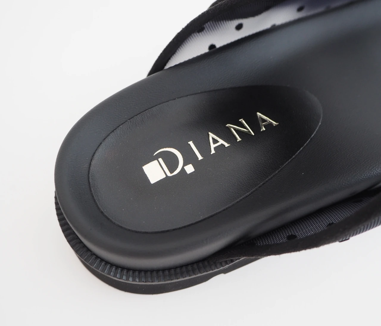 【DIANA 読む試着室】ビジュー＆シアー素材が今っぽさ全開で使える！「フットベッドサンダル」をライターが徹底レビュー！