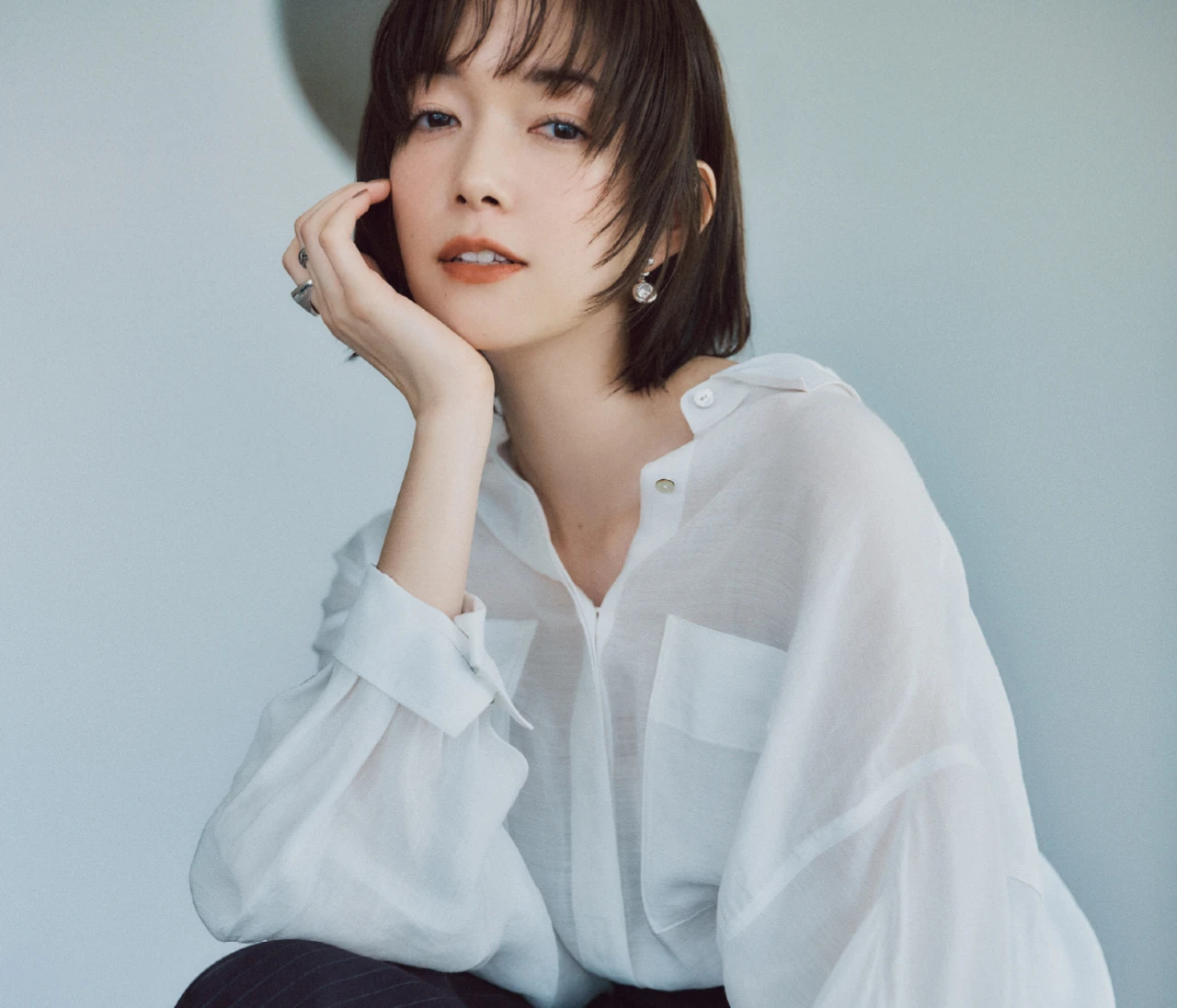 【素敵な彼女の“抜け感”の正体】 定番「白シャツ」を”抜け感”あるコーデに仕上げる3つのSTEPとは？