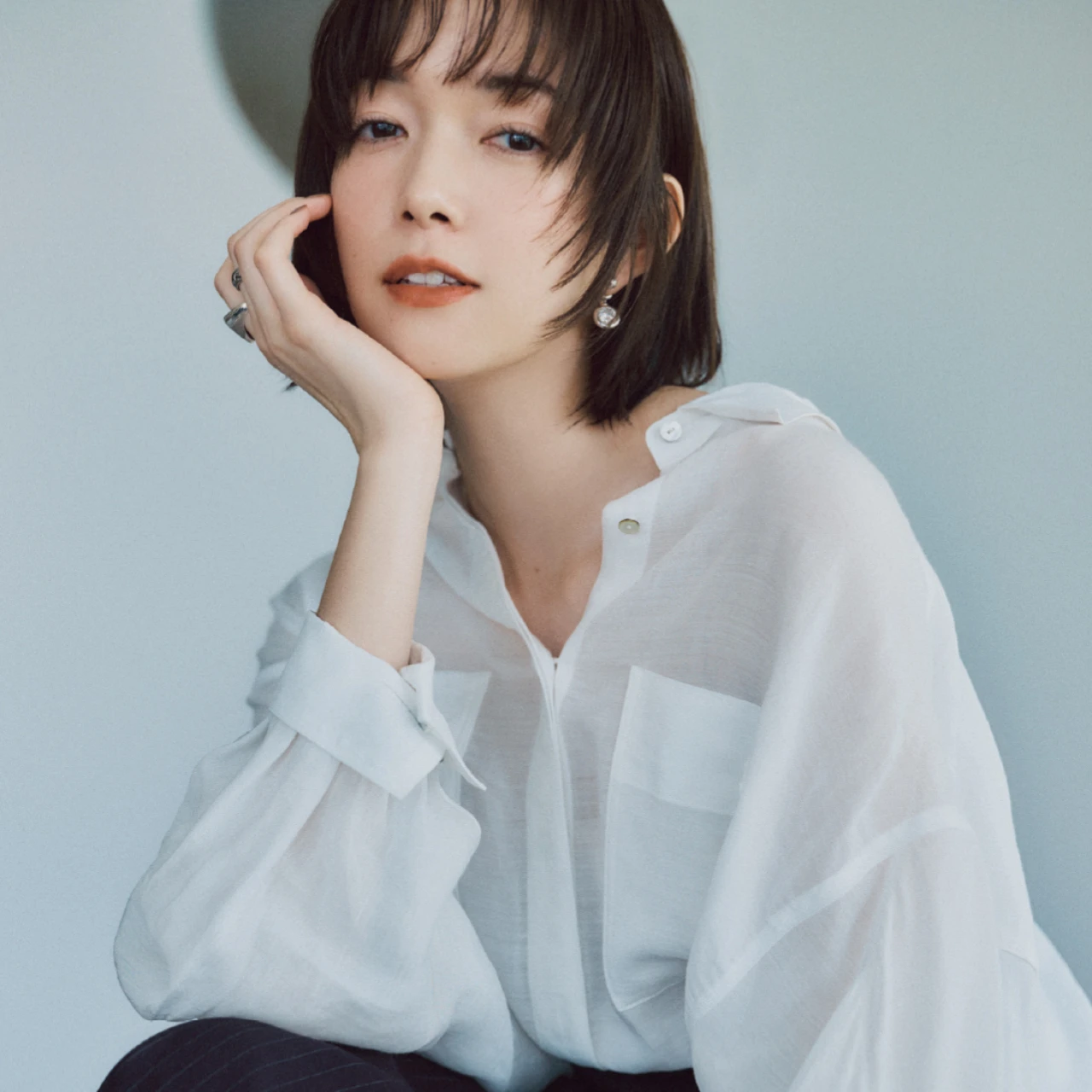 【素敵な彼女の“抜け感”の正体】 定番「白シャツ」を”抜け感”あるコーデに仕上げる3つのSTEPとは？