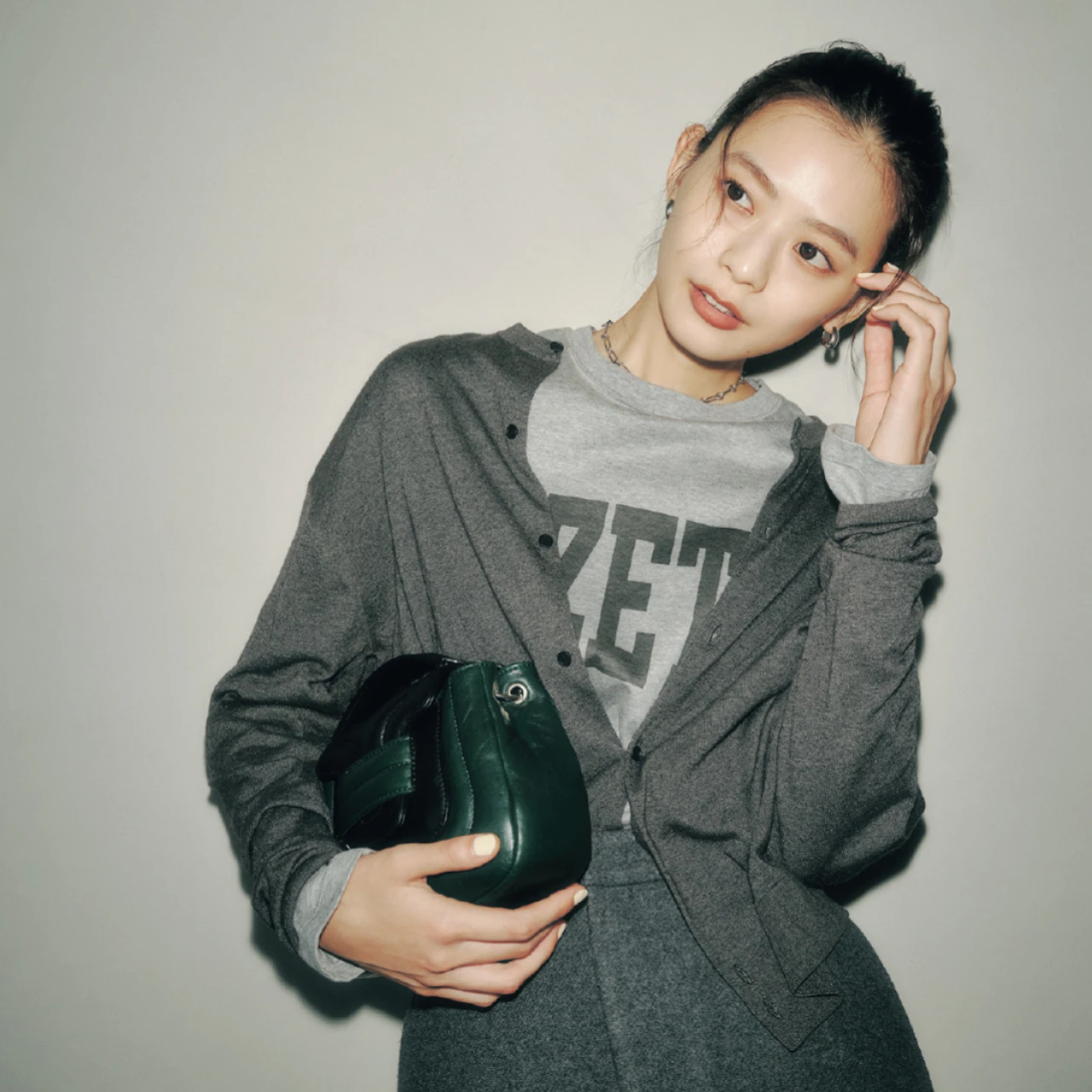 同僚から一目置かれるオフィカジは、「まじめニット」×「キャッチーなロゴT」が最適解！