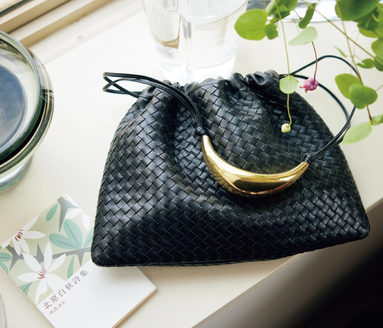 【ボッテガ・ヴェネタ】彫刻のように美しいハンドルがついた「ダストバッグ」の新作をこの秋の相棒に