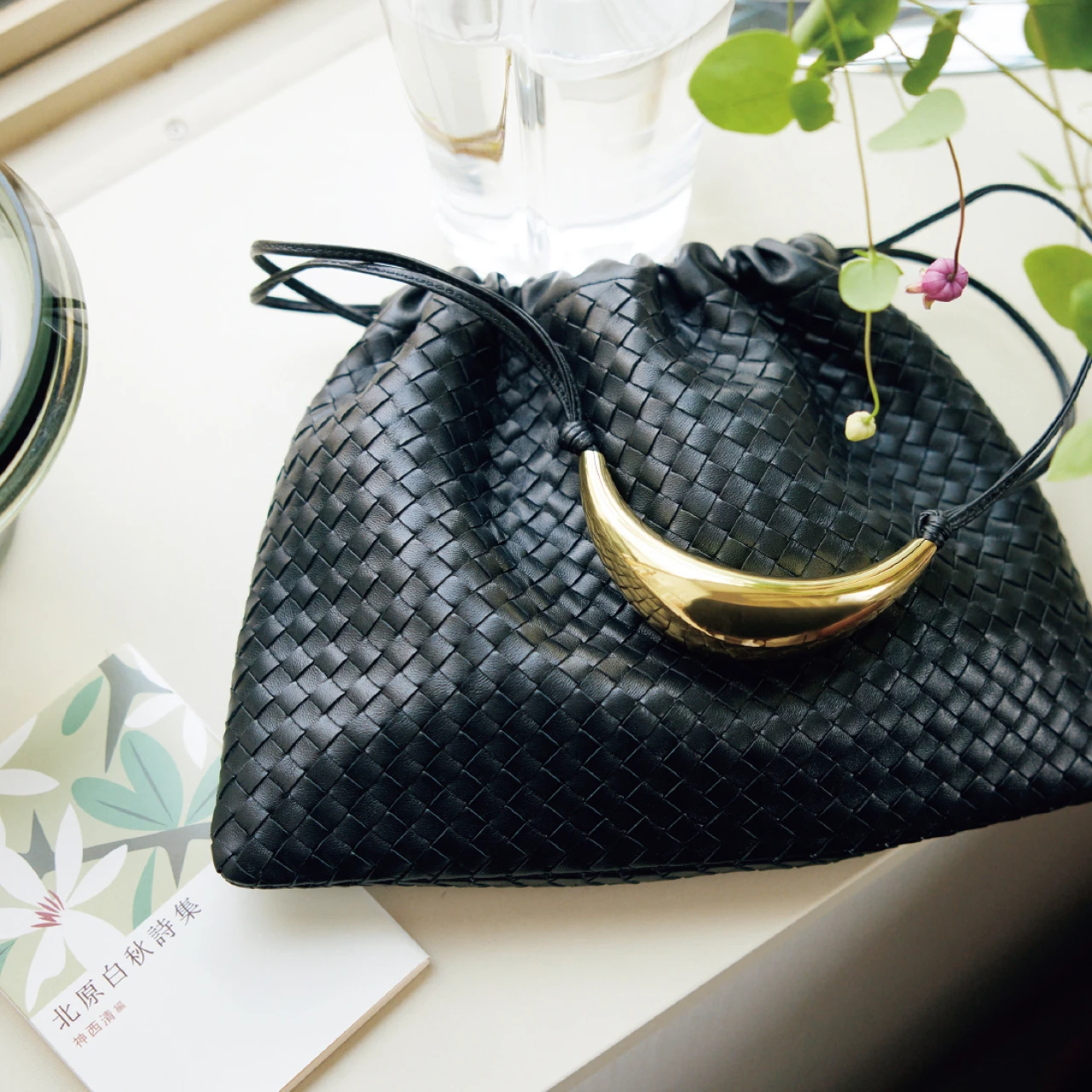 【ボッテガ・ヴェネタ】彫刻のように美しいハンドルがついた「ダストバッグ」の新作をこの秋の相棒に