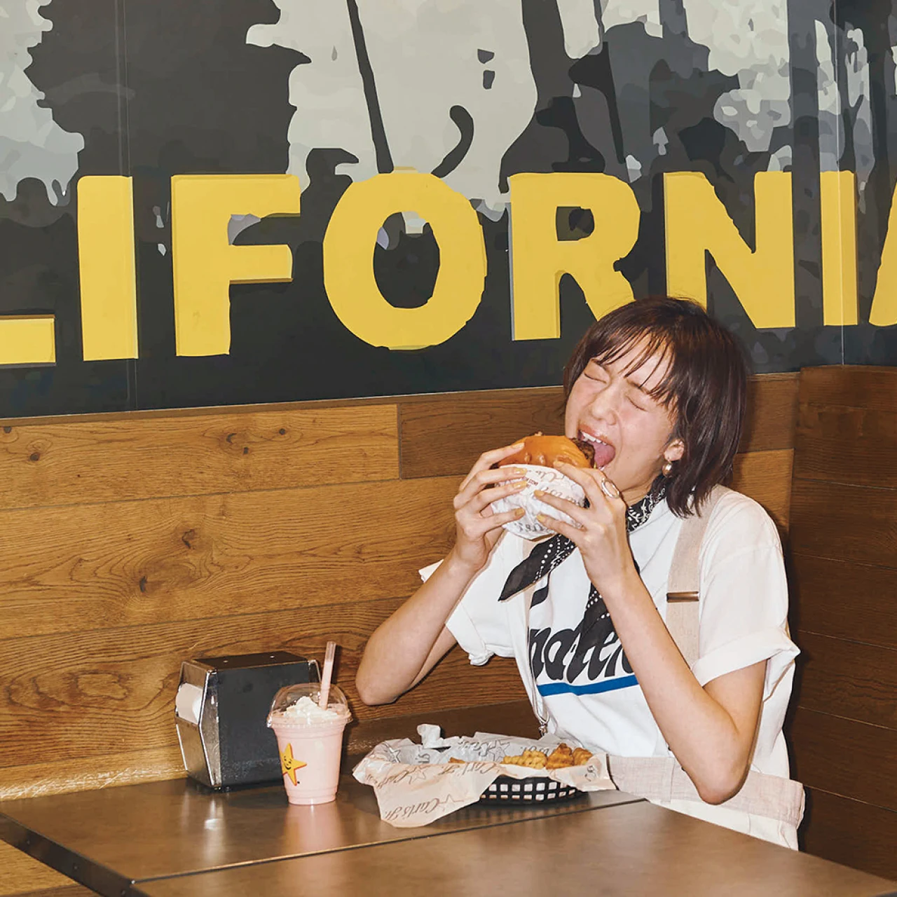 佐藤栞里が横須賀「Carl's Jr.®(カールスジュニア)」でカリフォルニア発の直火焼きバーガーに舌鼓♡【もぐもぐしーさんぽ】