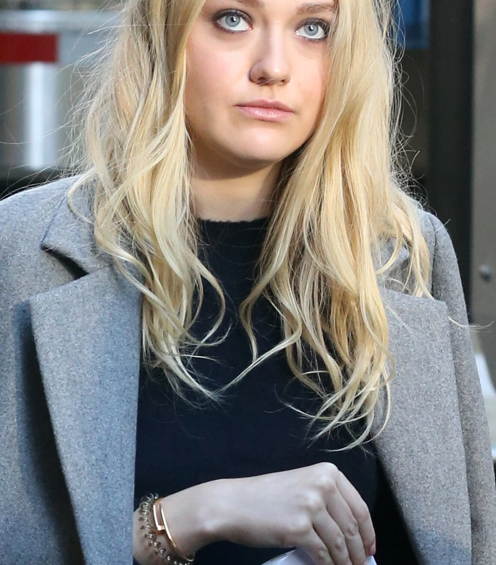 チェスターコートでカジュアルスタイルを高見えにシフト♥ダコタ・ファニング【日めくりセレブ】