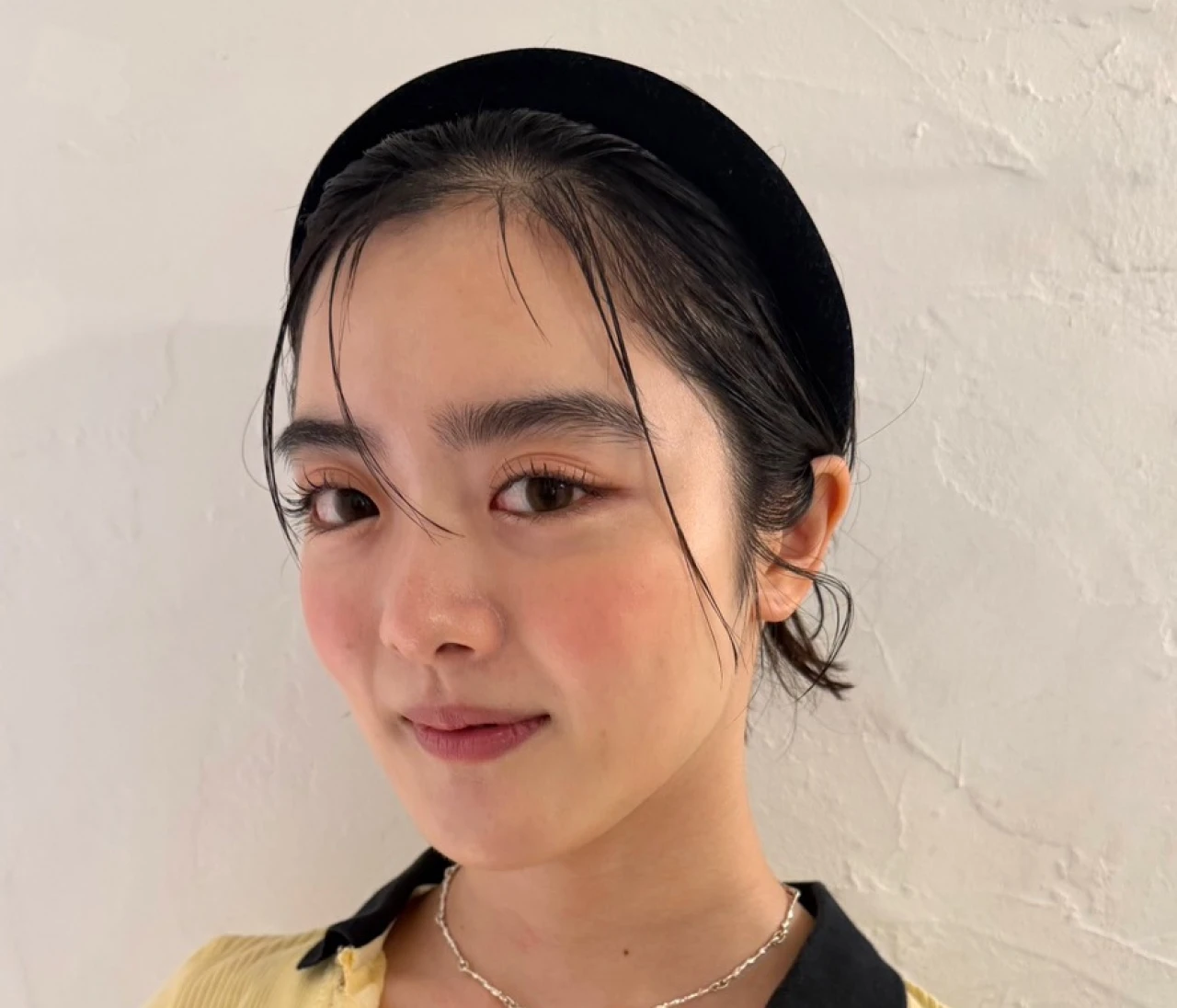 【2026年暑さ対策の涼し気ヘアアレンジ】洒落感アップ! ちょいモードなゆるシニヨン