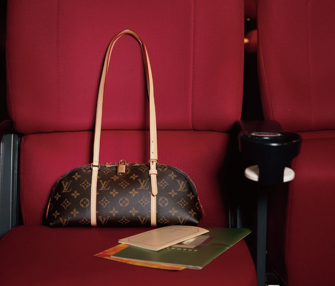 【ルイ・ヴィトンの格上げバッグ】新作バッグ「スクワイア EW」で自分らしく装って