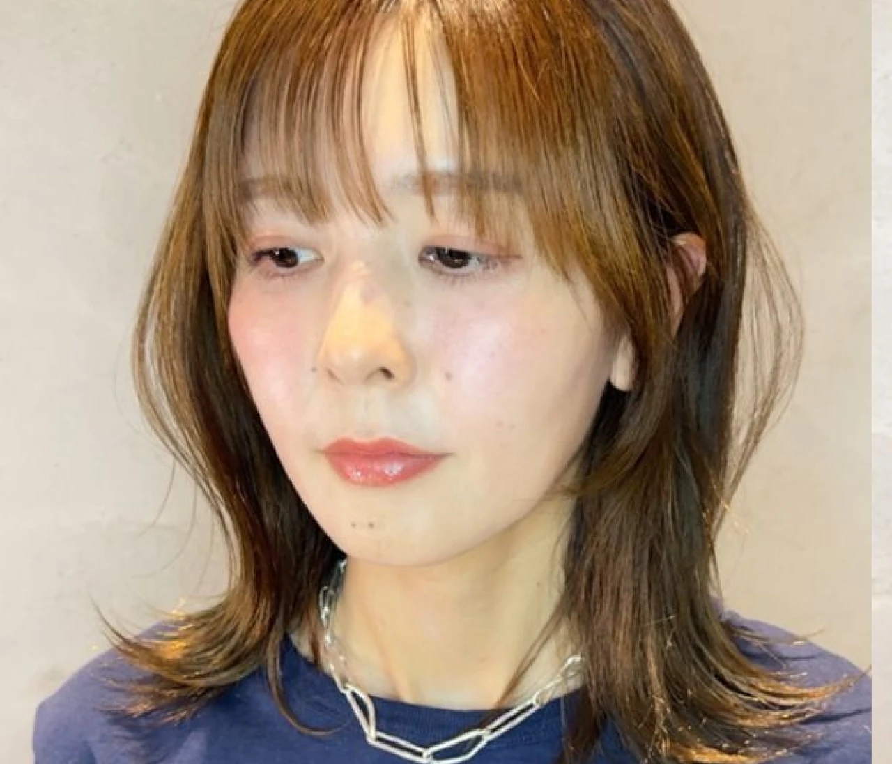 【ミディアムヘアの小顔スタイリング】しっかりレイヤー＆シースルーバングでつくる大人の韓国風スタイル