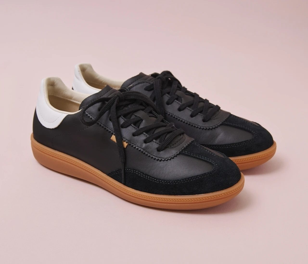 【ECCO】上質レザースニーカーはまるで革靴のような佇まい！【きれいめ派の通勤・休日スニーカー】