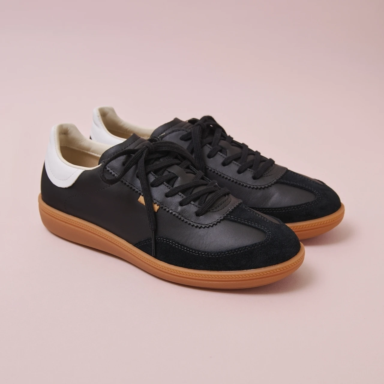 【ECCO】上質レザースニーカーはまるで革靴のような佇まい!【きれいめ派の通勤・休日スニーカー】