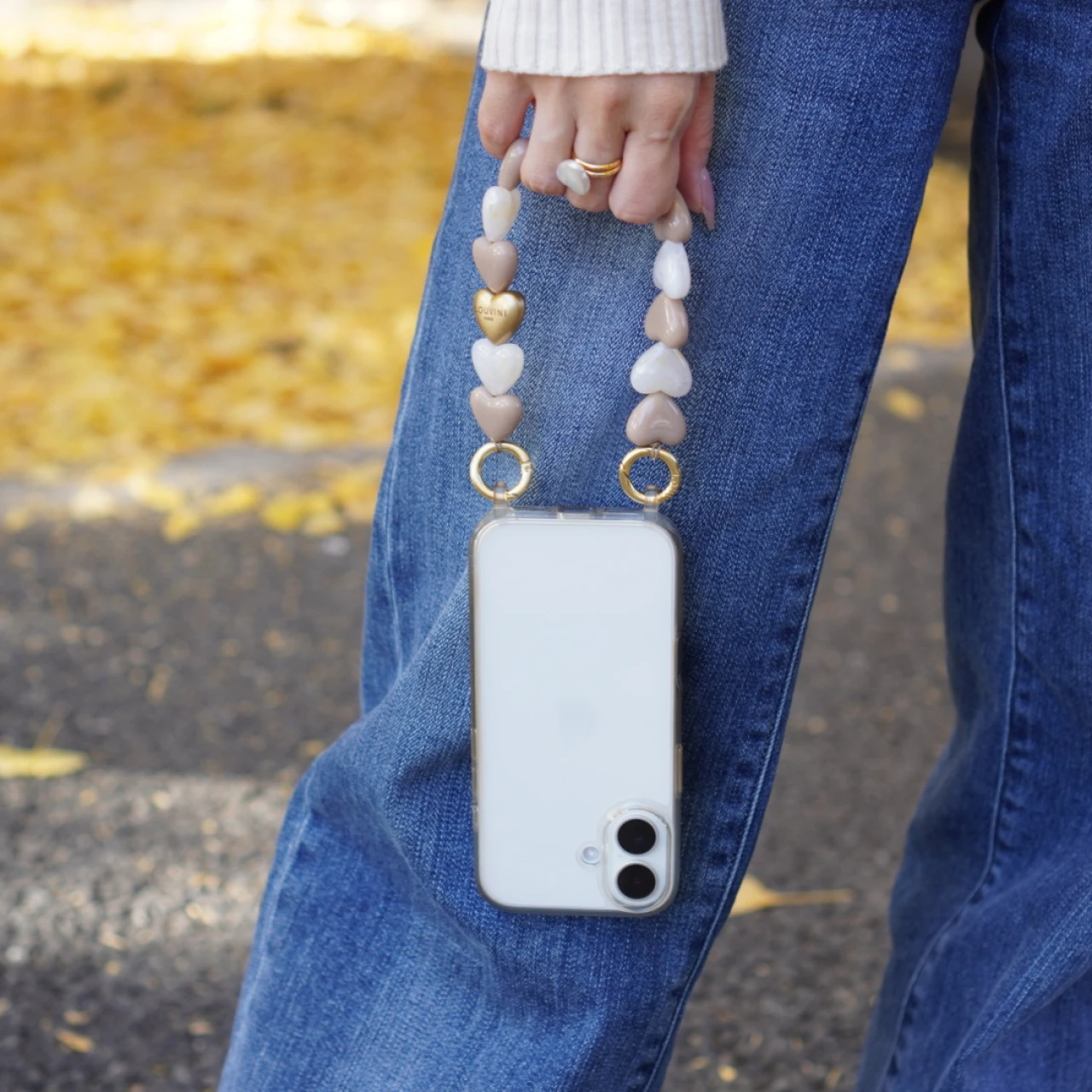 【SNSで話題】LOUVINI PARISのハンドストラップで、スマホコーデを一新