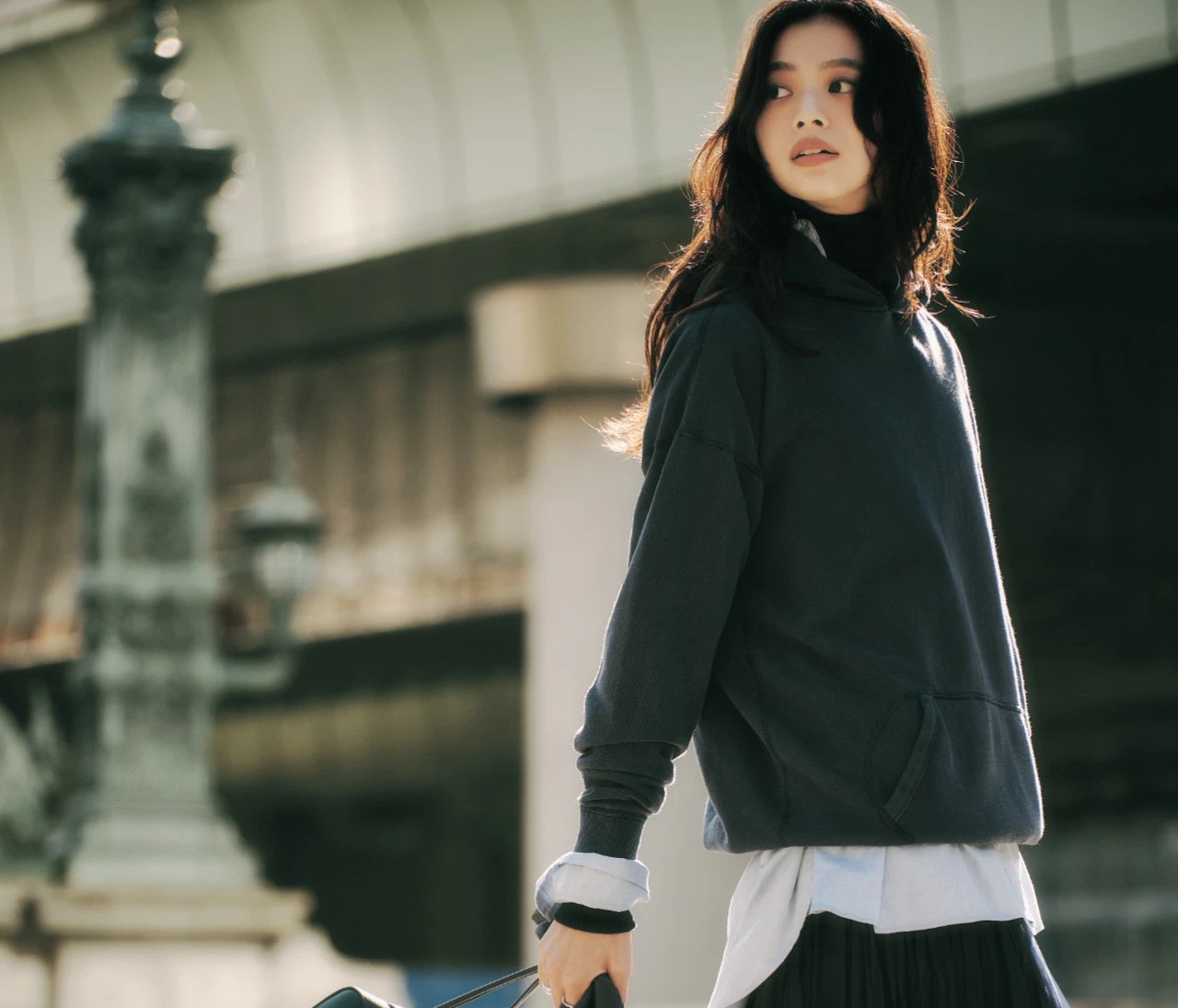 デスクワークにも女子会にも♡カジュアルなスウェットは、ツヤスカートでドラマチックに盛る！