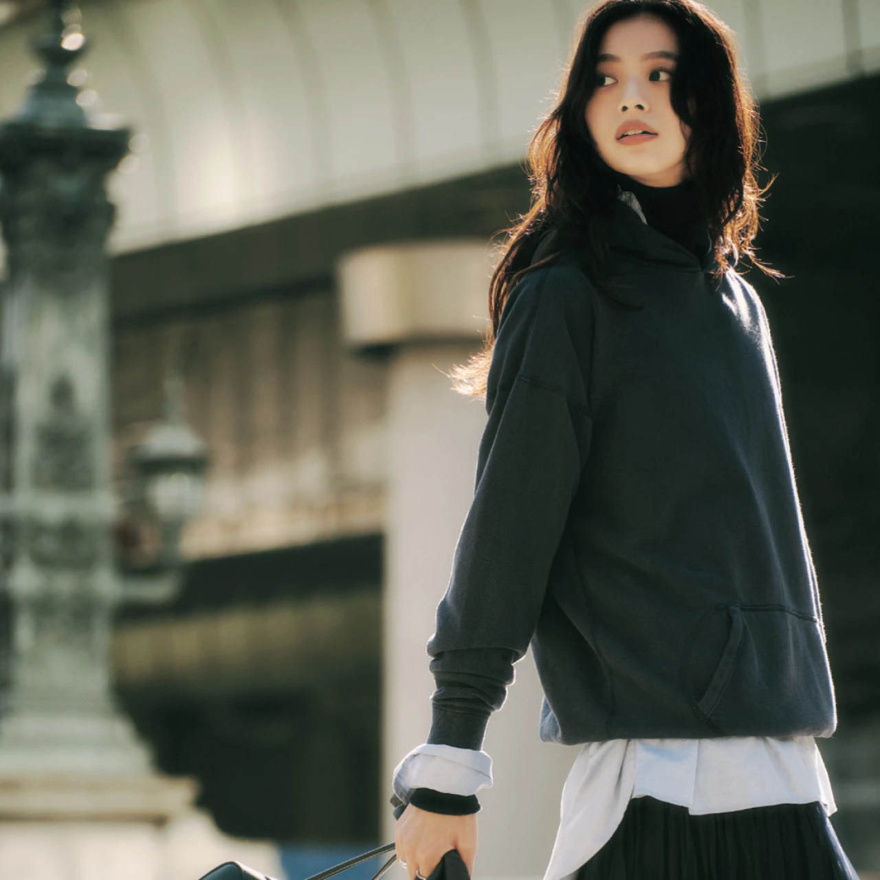 デスクワークにも女子会にも♡カジュアルなスウェットは、ツヤスカートでドラマチックに盛る!