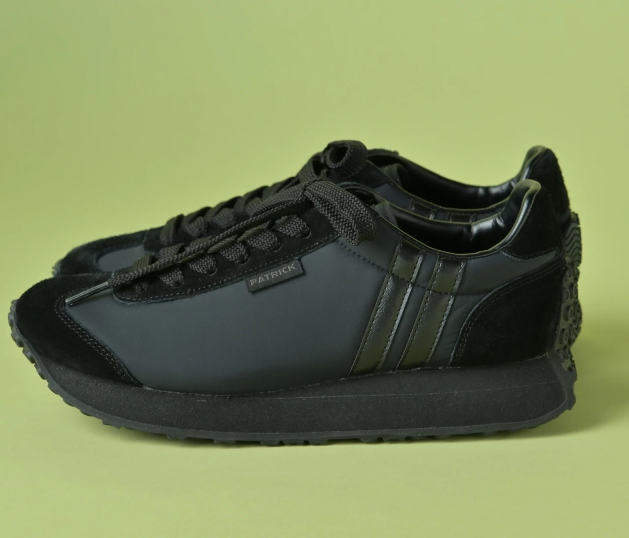 大人っぽく上品に履ける「パトリック」の厚底スニーカーは通勤にも最適【きれいめ服に似合う黒スニーカー】
