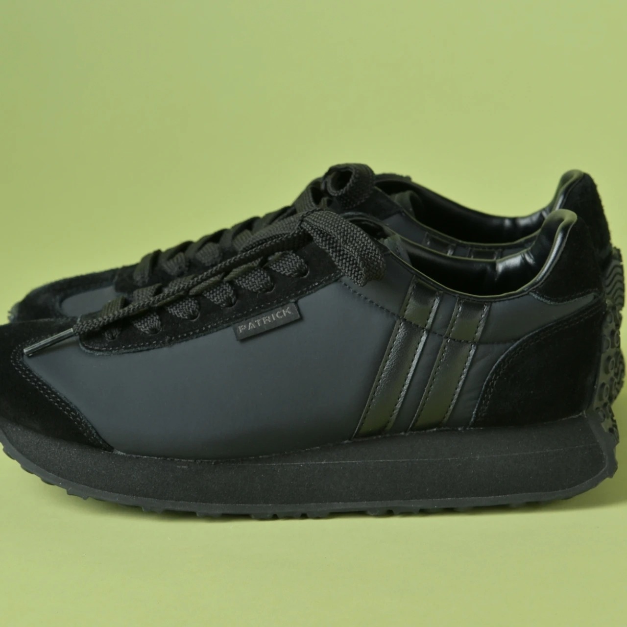 大人っぽく上品に履ける「パトリック」の厚底スニーカーは通勤にも最適【きれいめ服に似合う黒スニーカー】