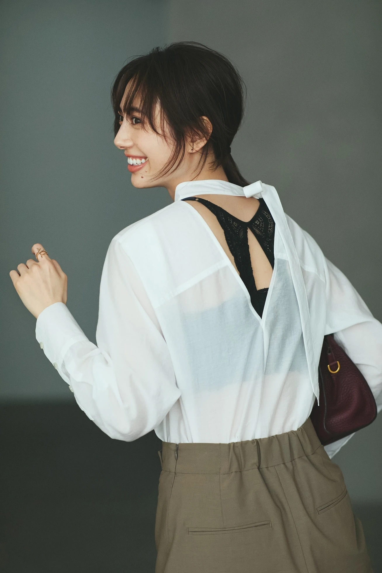 土屋巴瑞季　背中あきトップスからさりげなく。モダンな幾何学柄レースが色気を運ぶ