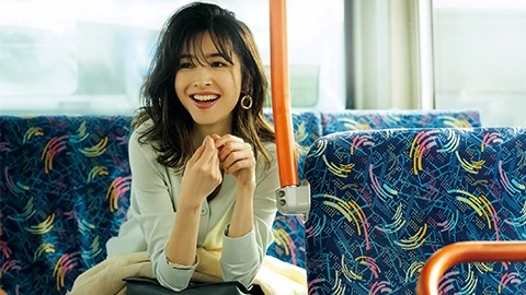 スカートともバランス◎。甘め通勤コーデに使える【白メッシュ】スニーカー6選