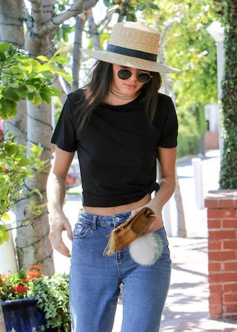 セレブの夏は「カンカン帽」＆「無地キャップ」