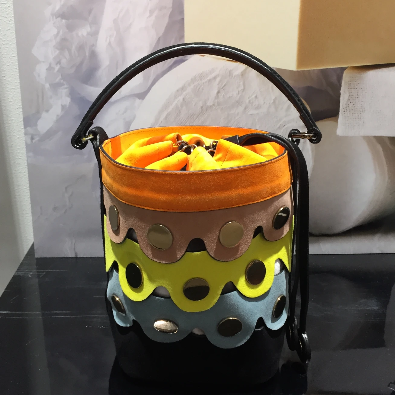 ピエール アルディのバケツ型バッグはひと味違う!