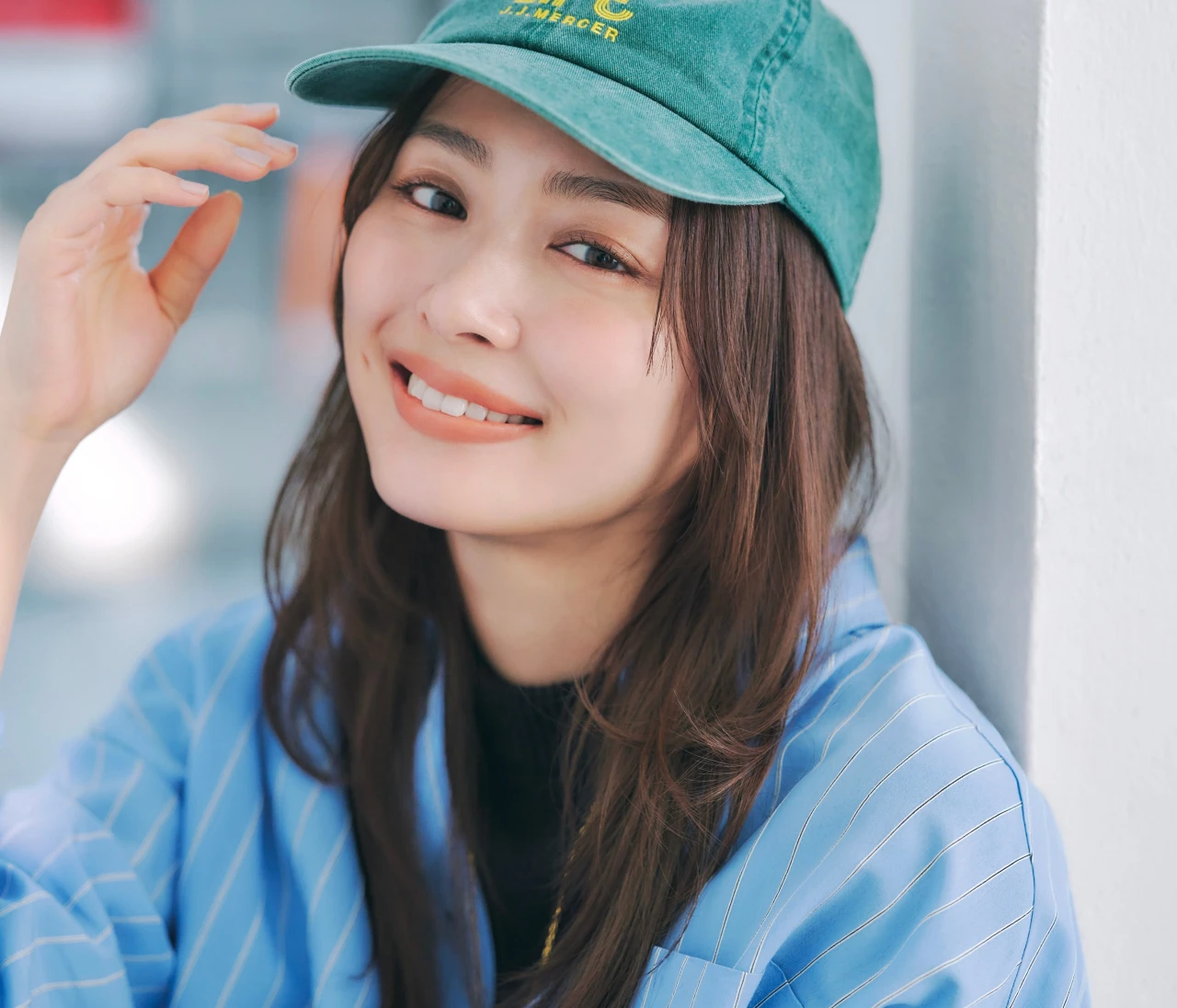 【キャップコーデ】シャツに合わせ、きれいめ印象のままこなれ感も！【BAILA今日のコーデ】