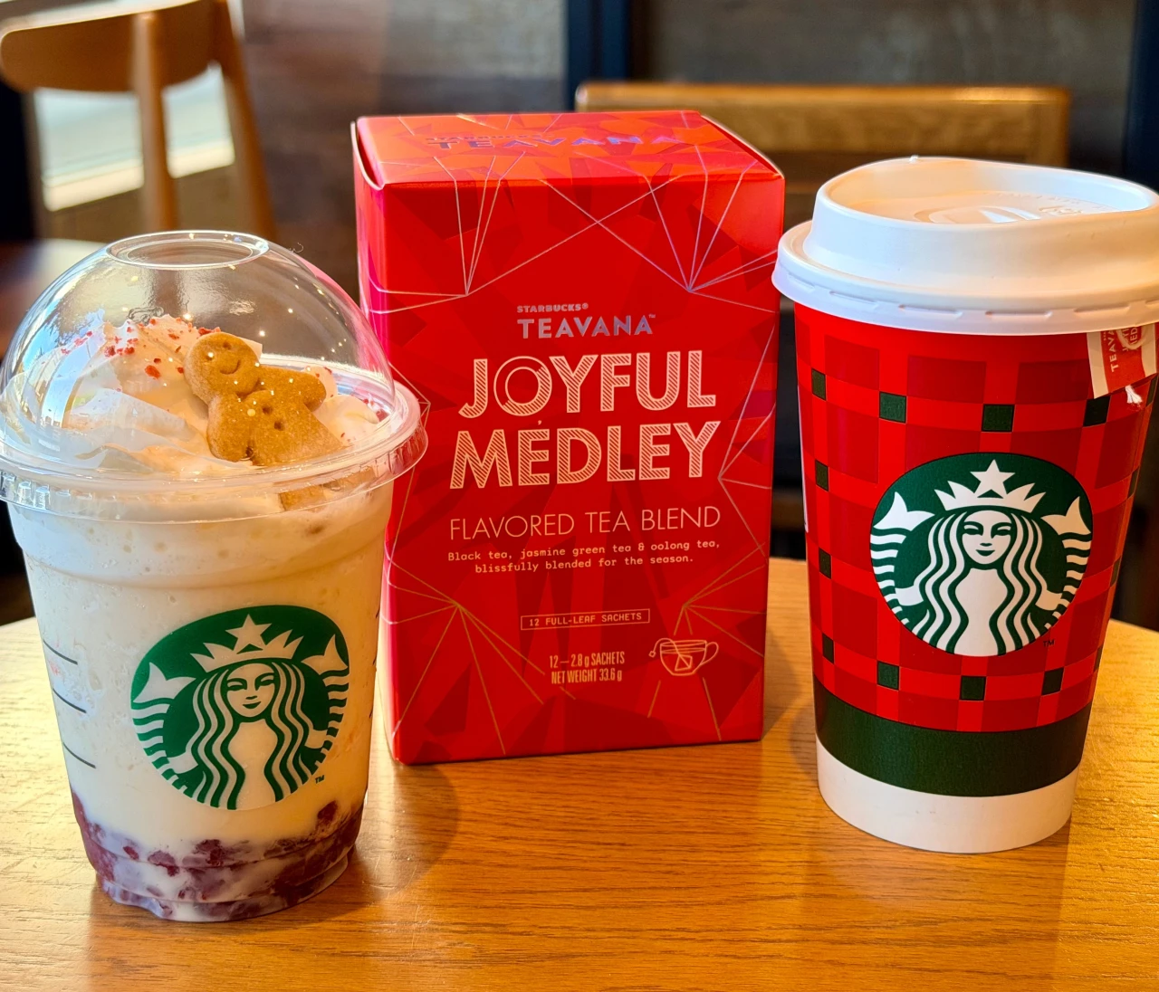 【スタバ新作】ストロベリームース&ジョイフルメドレーティーラテ最速レビュー！華やかな香りとミルクで冬気分♡おすすめカスタムも