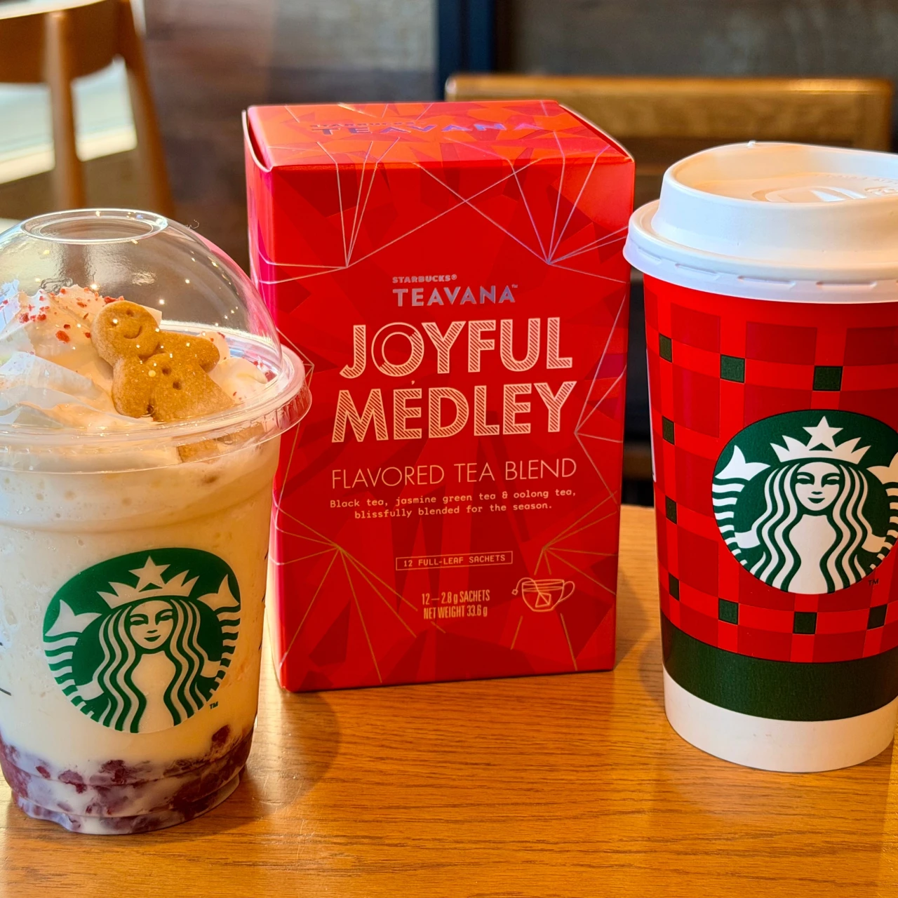 【スタバ新作】ストロベリームース&ジョイフルメドレーティーラテ最速レビュー!華やかな香りとミルクで冬気分♡おすすめカスタムも