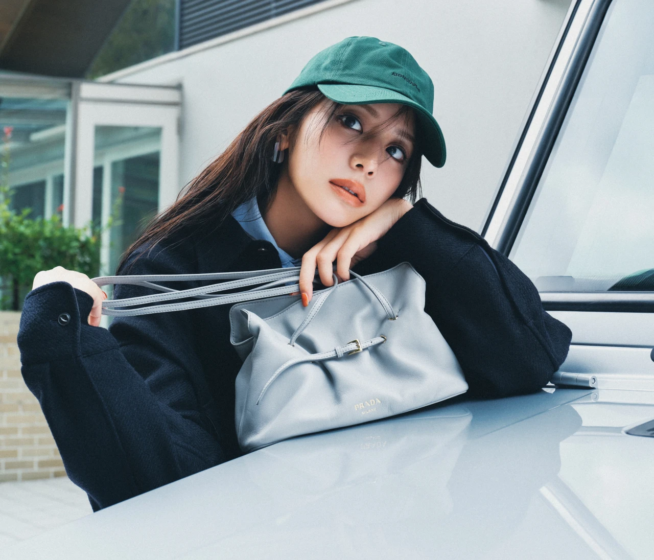 【PRADA（プラダ）】貴島明日香が選ぶ“一生もの”ミニバッグ。上品さが際立つ【おすすめハイブランドバッグ＆小物7選】