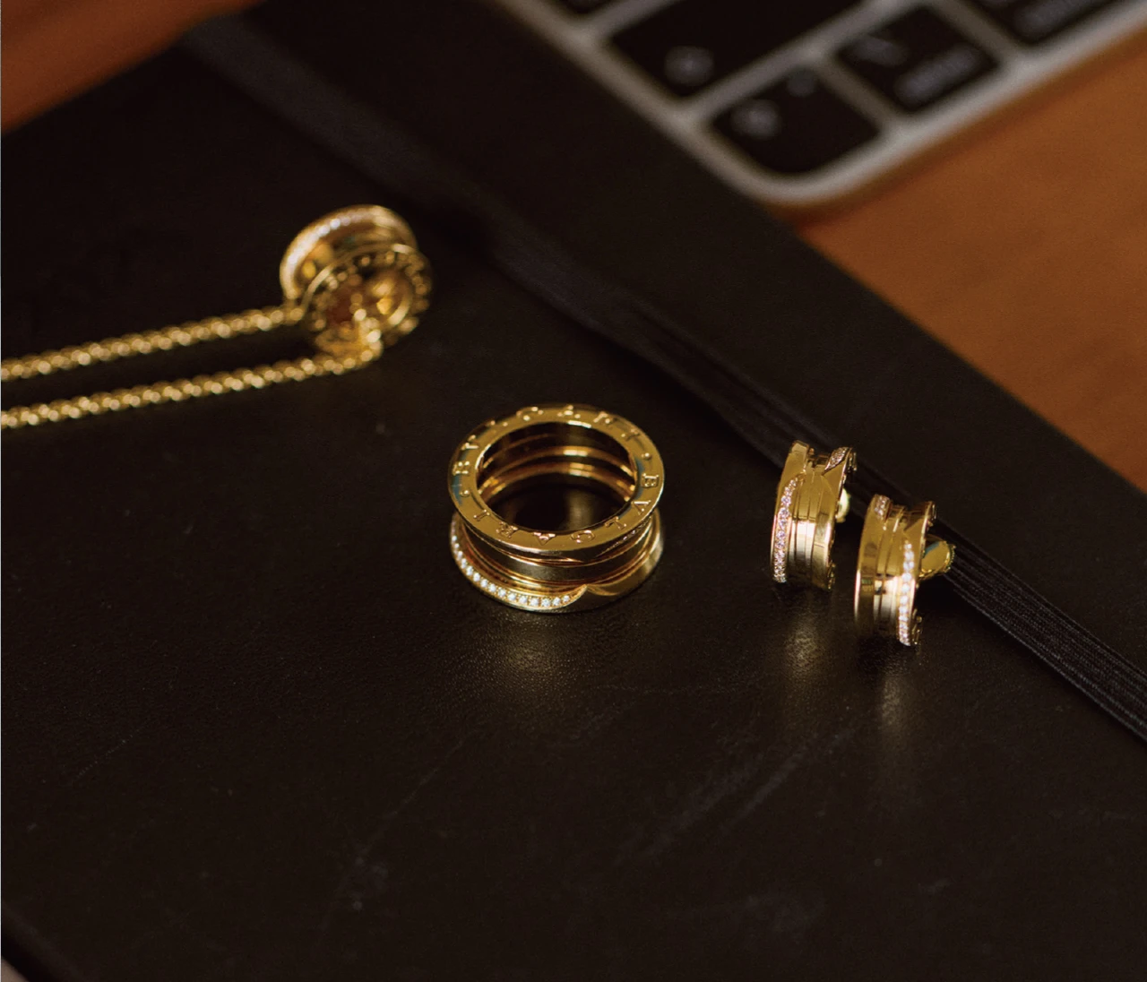 【ブルガリのジュエリー】愛され続けるアイコンジュエリーで、強くしなやかな女性らしさを手に入れて