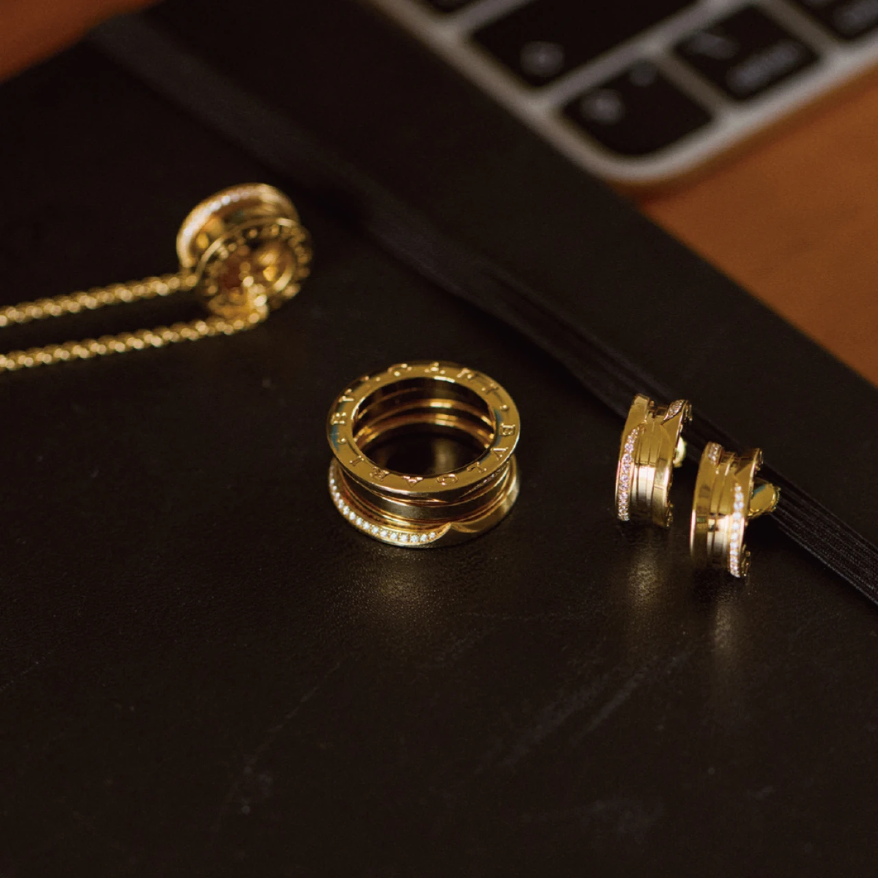 【ブルガリのジュエリー】愛され続けるアイコンジュエリーで、強くしなやかな女性らしさを手に入れて