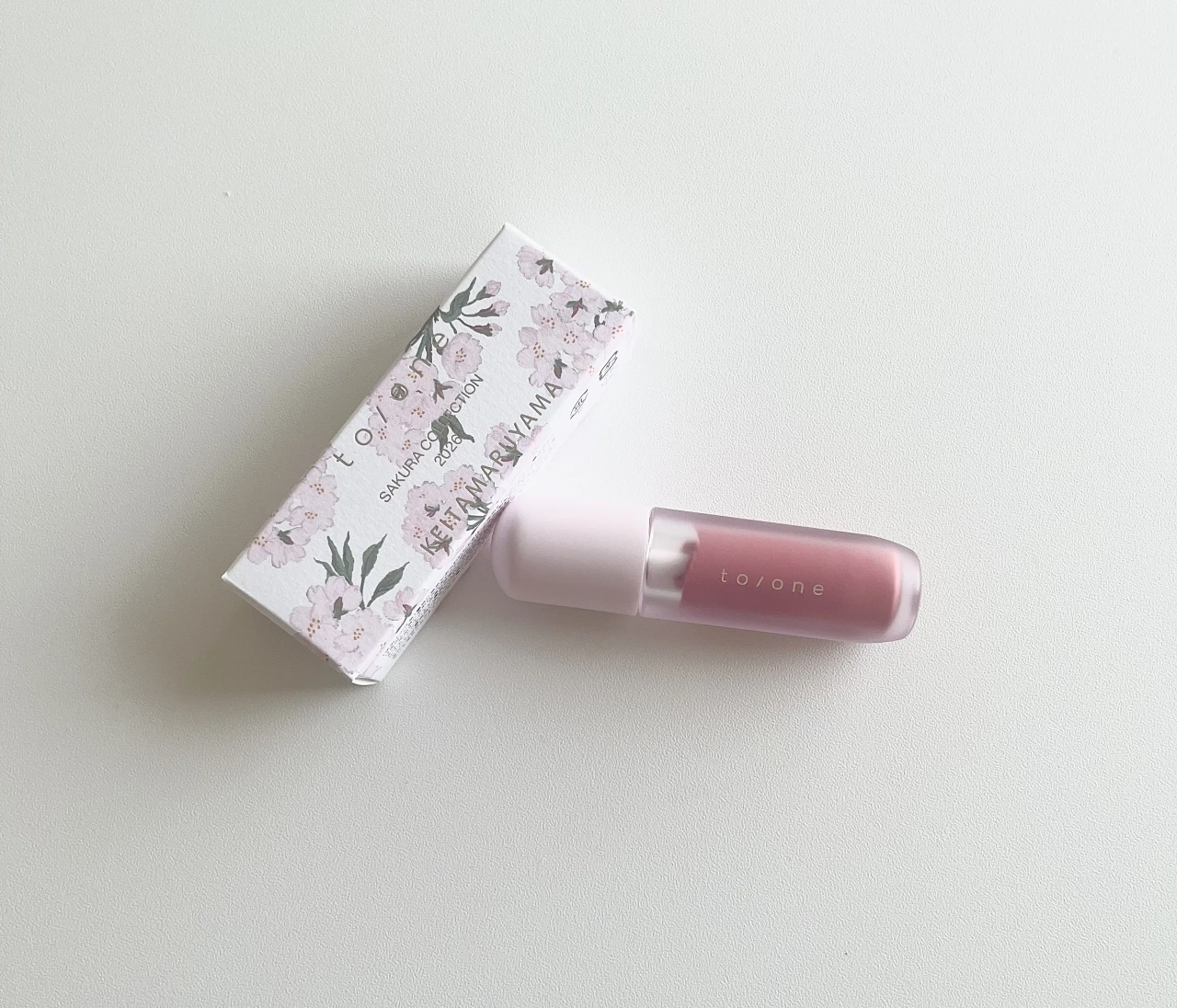 発色、立体感、潤いを1本で叶える！to/one（トーン）ペタル ブルーミング グロス #おすすめリップ