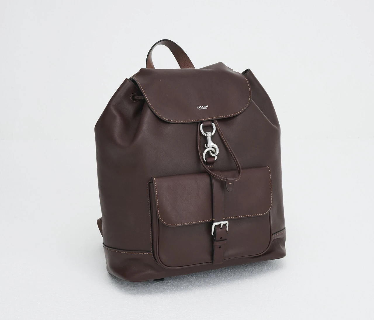 「コーチ」のレザーリュックで通勤スタイルを品よくクラスアップ！【優秀通勤リュック】