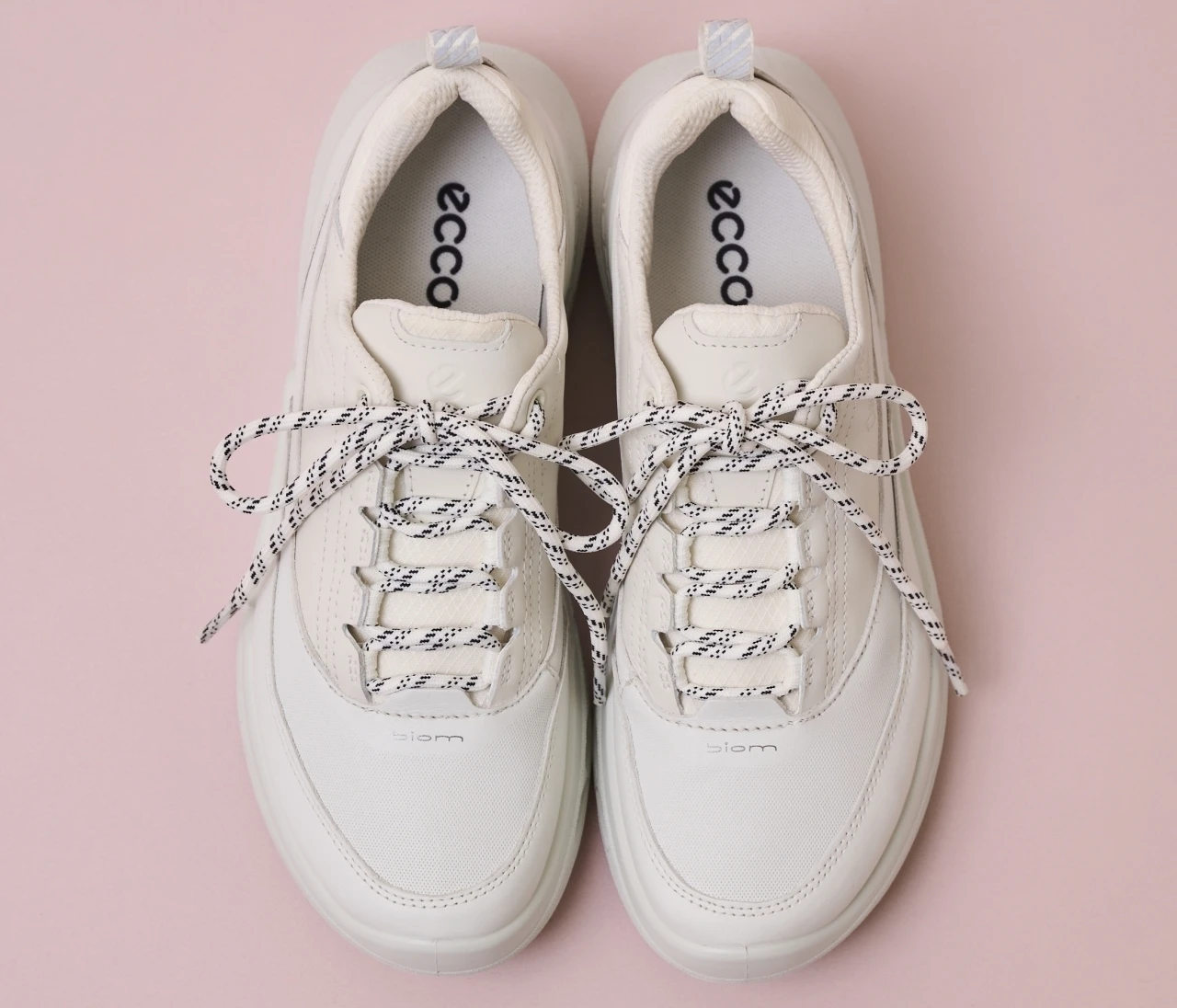 【ECCO】最高峰の防水・透湿で無敵の白スニーカー発見!【きれいめ派の通勤・休日スニーカー】