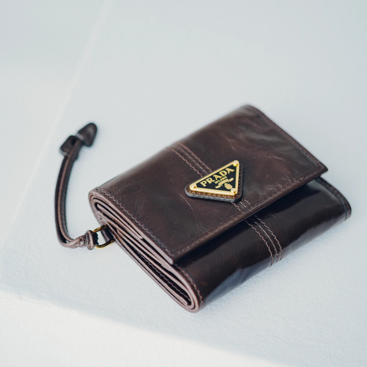 『PRADA(プラダ)』の三つ折りミニ財布が”可愛い×使える“で大正解!【エディターズピック】