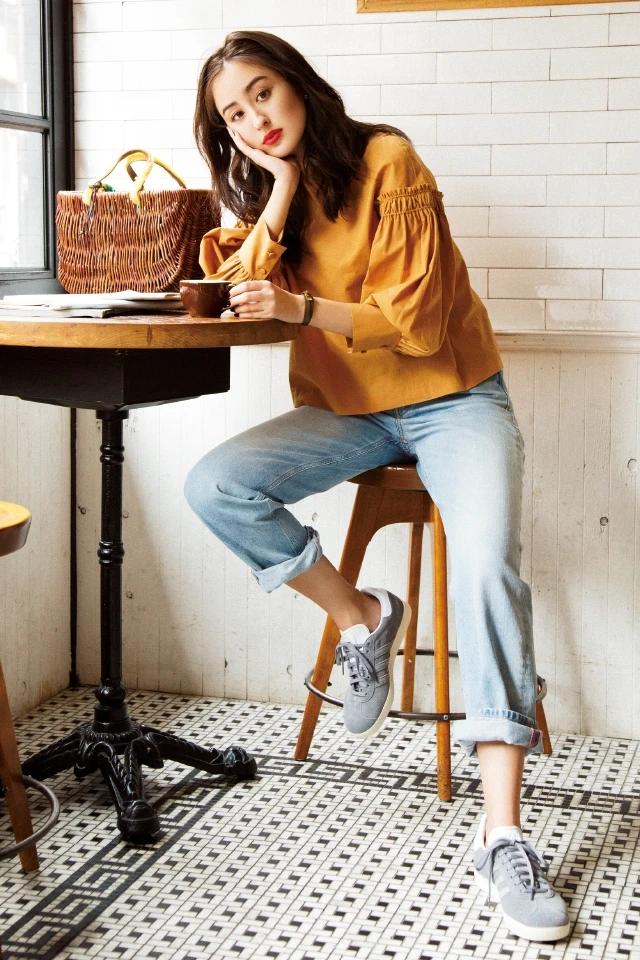 大人のルール。袖ふわブラウスは「辛めカラー」で選ぶべし