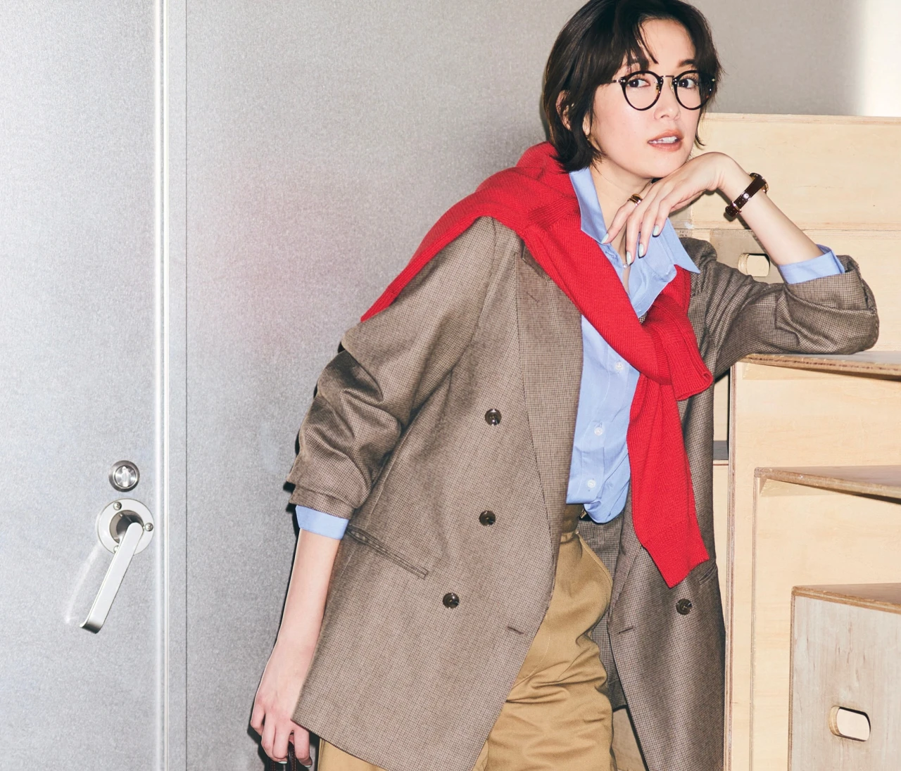 【テーラードジャケットコーデ】シャツ合わせの王道コンビは上品な肌見せで軽やかに【BAILA今日のコーデ】