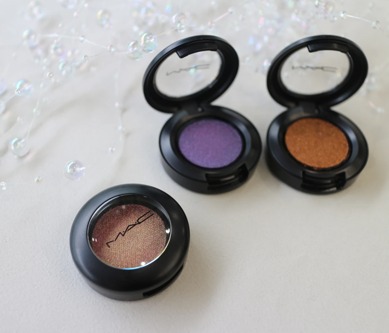 【単色アイシャドウなのに2色に変化!?】M•A•Cのポイント使いも可愛すぎる変幻発色アイシャドウ