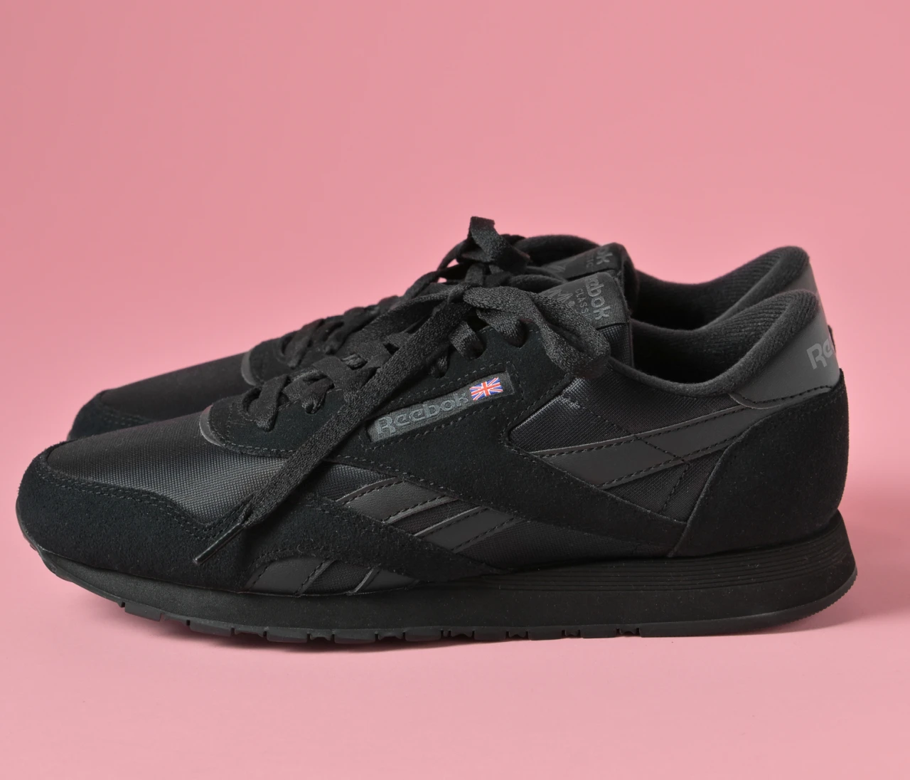 上品見え＆やわらかな履き心地。「リーボック」の「クラシックナイロン」【きれいめ服に似合う黒スニーカー】