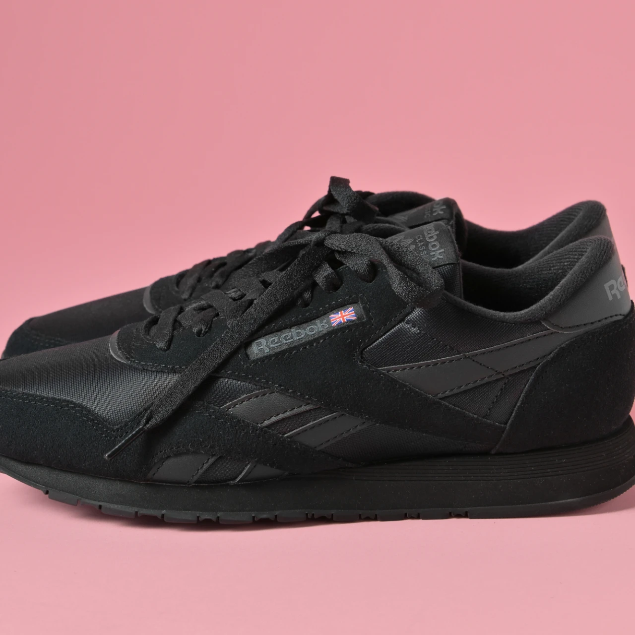 上品見え＆やわらかな履き心地。「リーボック」の「クラシックナイロン」【きれいめ服に似合う黒スニーカー】