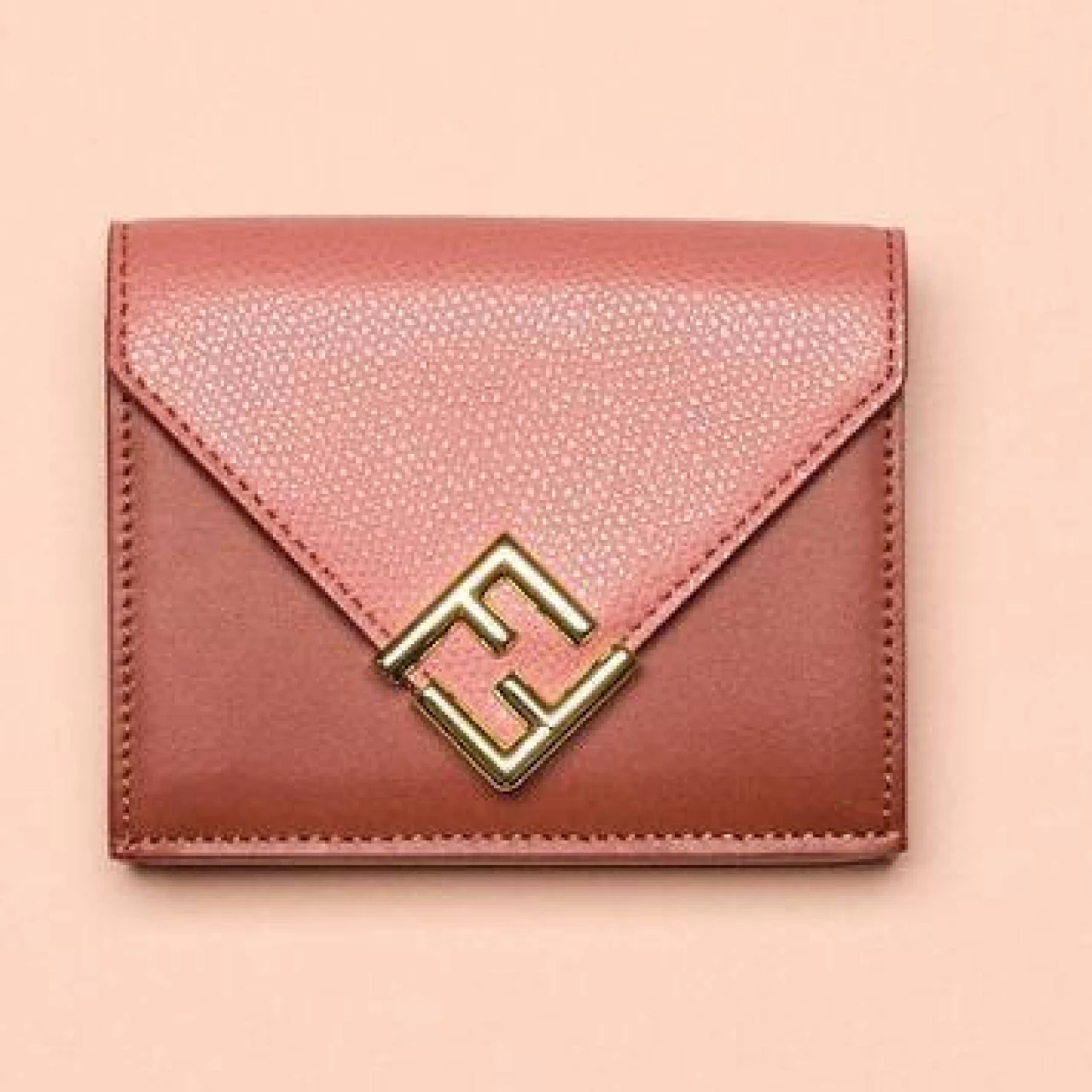 【2026年 最注目のブランド財布】フェンディ、ヴァレンティノ ガラヴァーニ、メゾン マルジェラ。パートナーといい関係に♡「心が落ち着くカラー」の財布3選