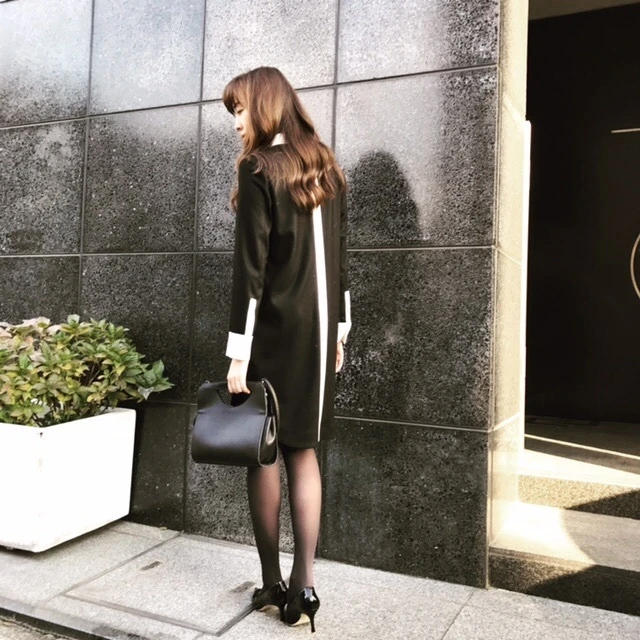 【冬のおよばれ服】バックスタイルがモードで素敵なワンピース