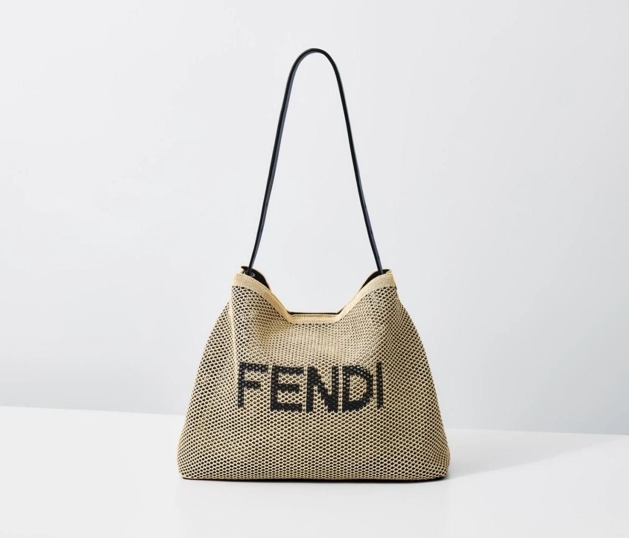 【FENDI（フェンディ）】モダンなライフスタイルに寄り添う新作バッグ「ホーボー ソフト」を発売！ 