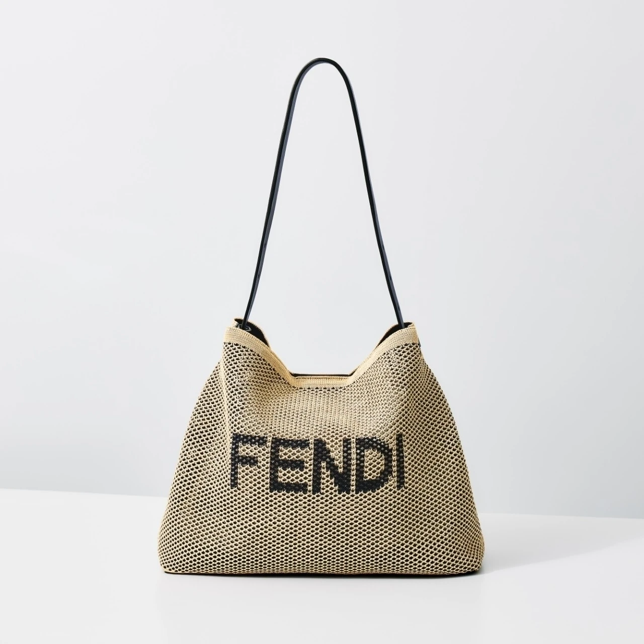 【FENDI（フェンディ）】モダンなライフスタイルに寄り添う新作バッグ「ホーボー ソフト」を発売！ 