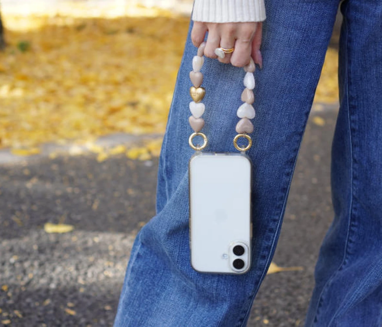 【SNSで話題】LOUVINI PARISのハンドストラップで、スマホコーデを一新