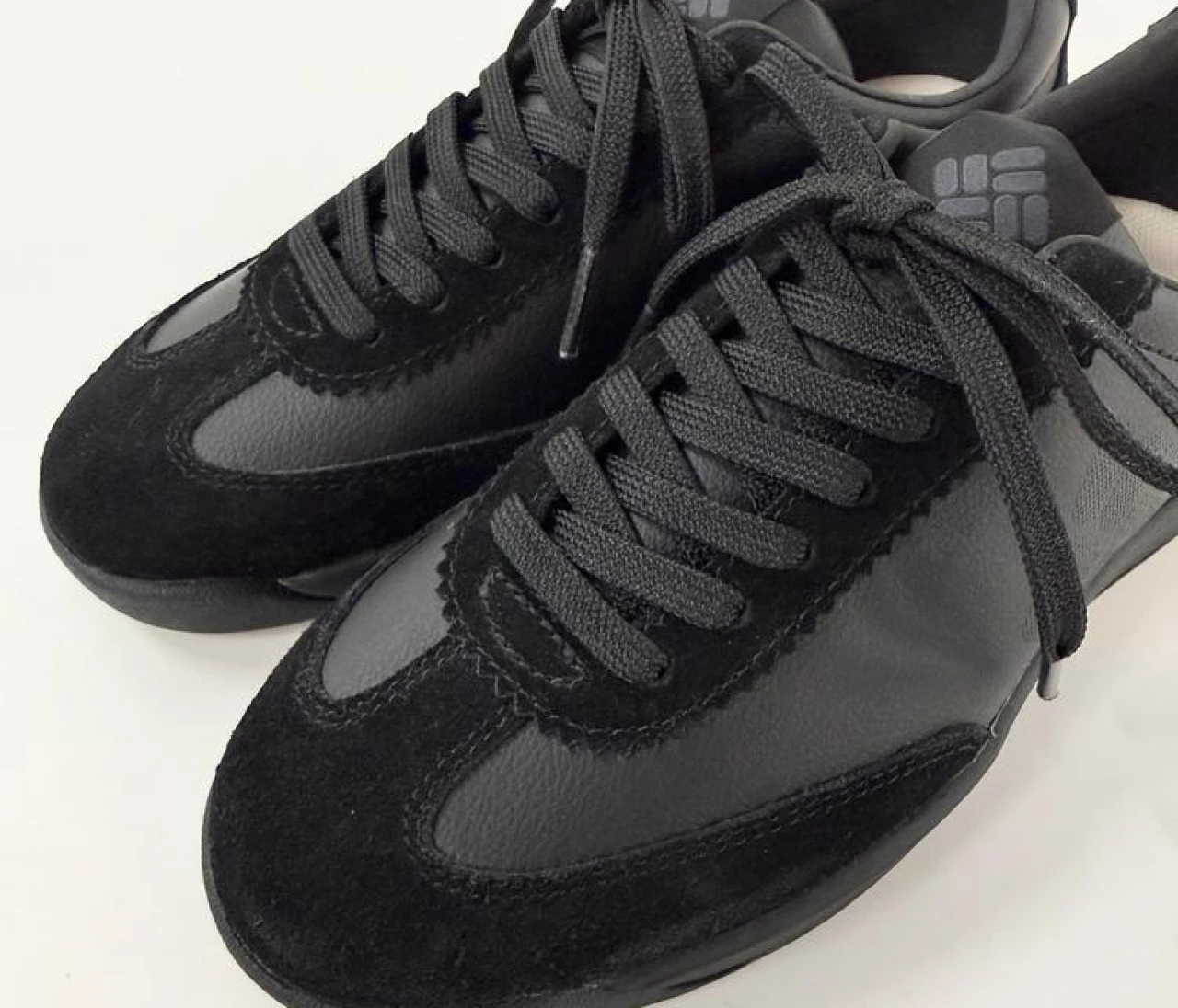 【写真】撥水、防水加工など雨の日も頼れるスニーカー