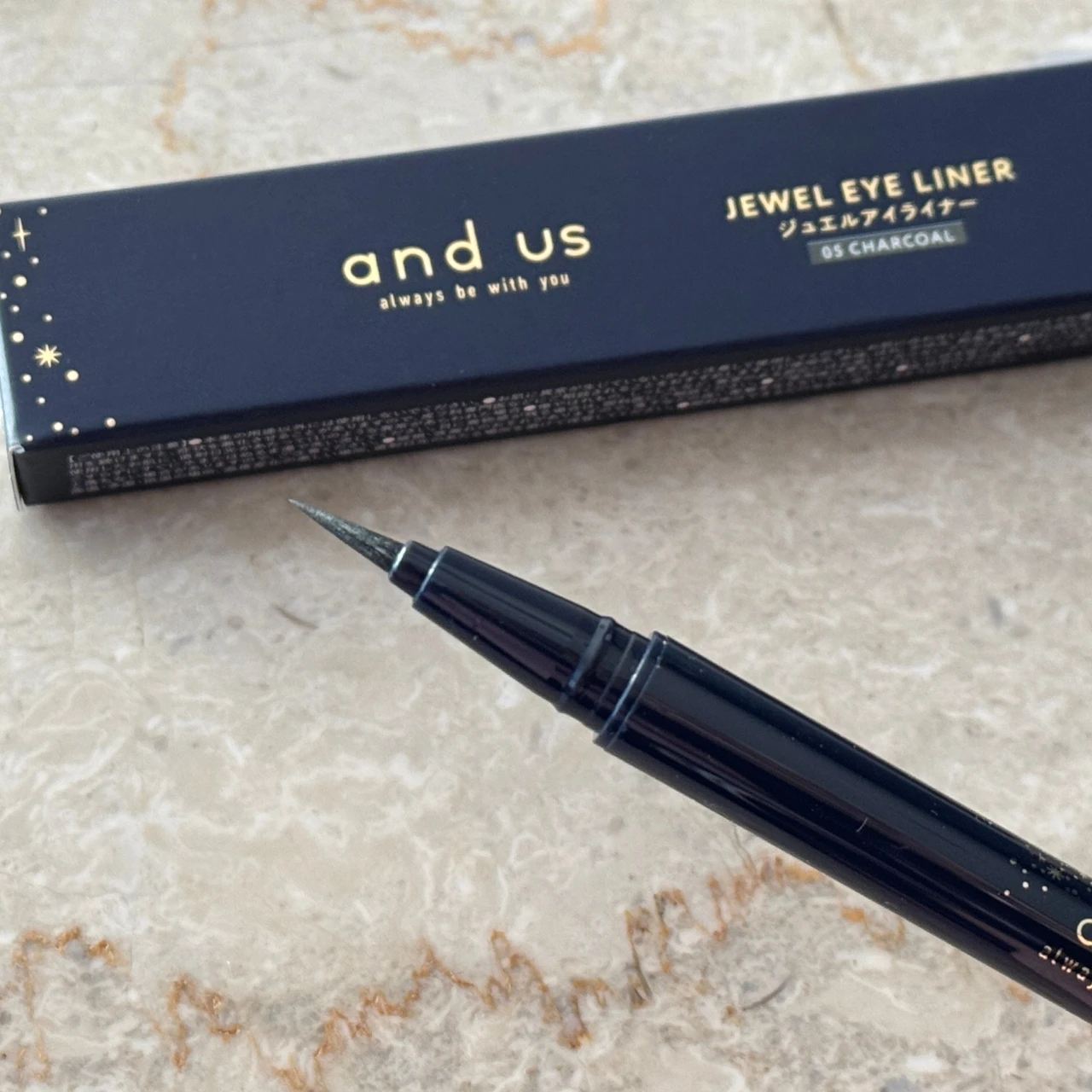 【3COINSで買える】本当に300円で買える!ホリデー限定ラメ入りアイライナーが可愛い件